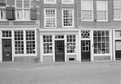 849243 Gezicht op de onderpuien van de panden Lichte Gaard 2 (links) -4 te Utrecht.